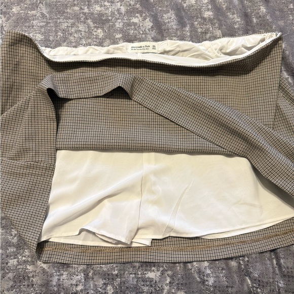 Abercrombie & Fitch Beige Checkered Mini Skirt - Picture 3 of 4